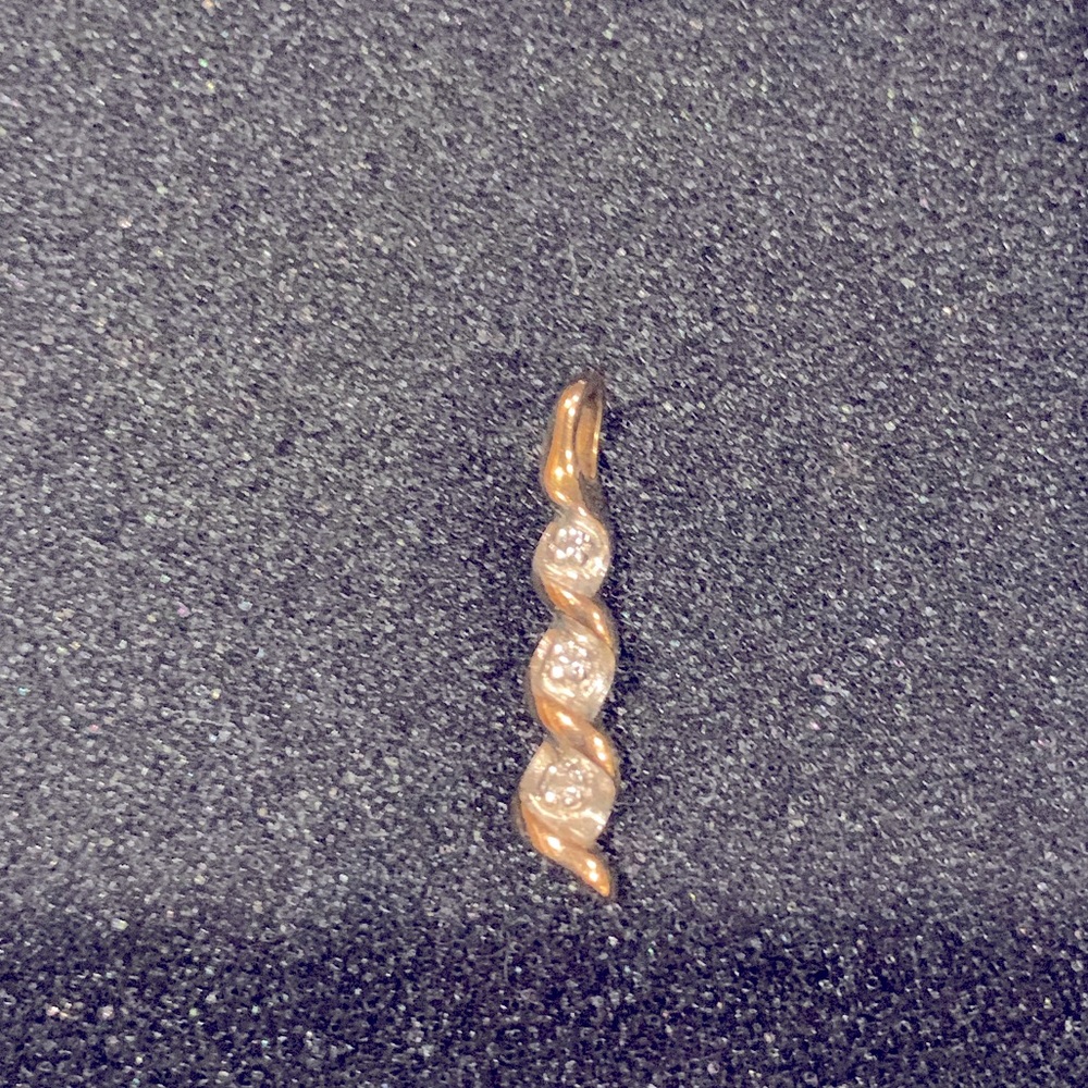 Gold-plated 925 three-stone contemporary pendant.
